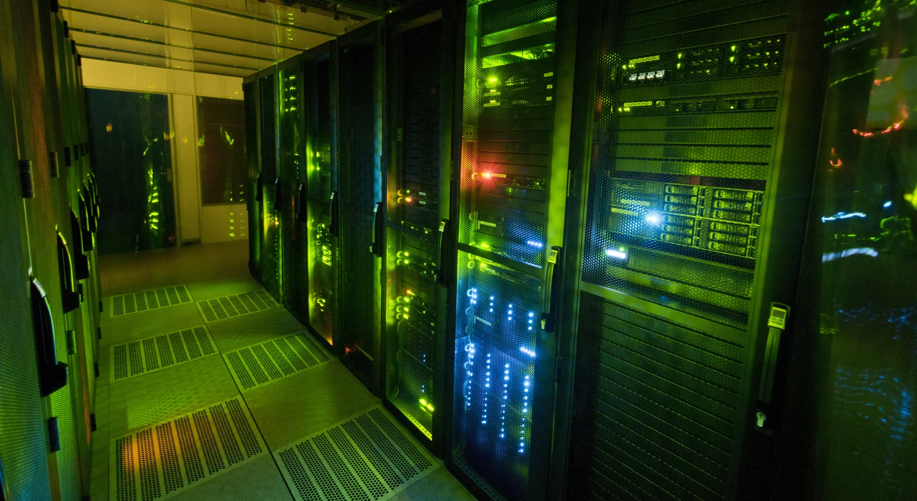 Illuminated server racks in an InterDC data centre